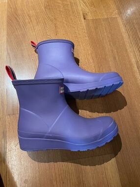 Hunter Short Lavender Rain Boots with Red Pull Tabs